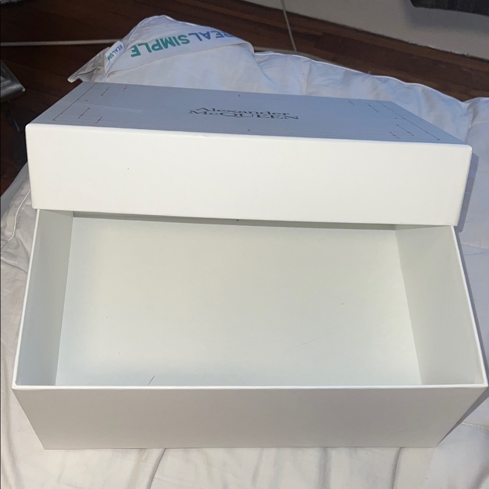 Alexander McQueen White Box with Red Detailing - Picture 3 of 3